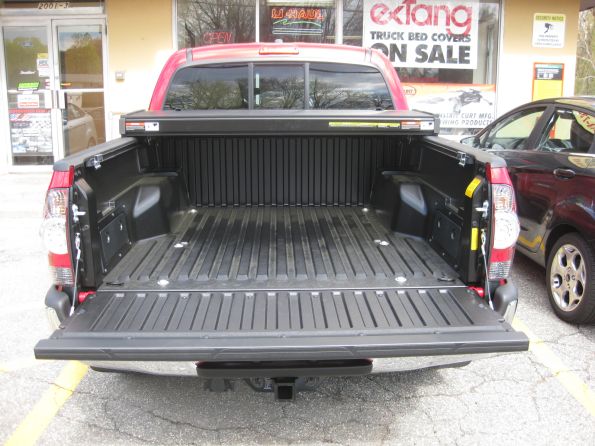 Extang-Solid-Fold-Toyota-2011-04-29-007
